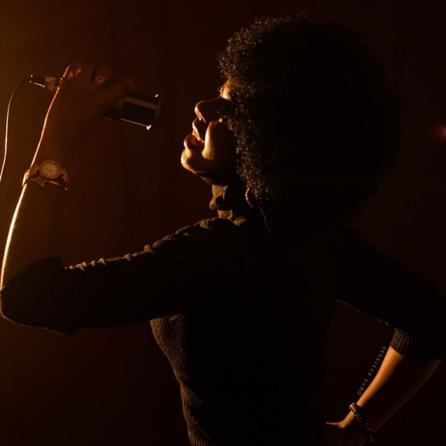 Lina Mg en performance au micro